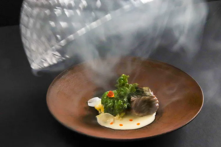 米其林一星「巴黎廳X1930 高山英紀」，首推午、晚間套餐通用券，平日加贈佐餐酒。業者提供