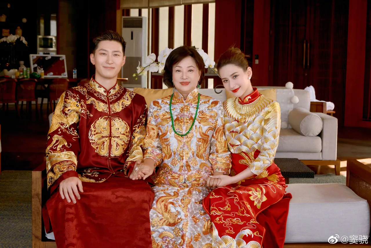 澳门赌王何鸿燊三房太太陈婉珍(中)到峇里岛见证女儿何超莲(右)和窦骁结婚。翻摄窦骁微博