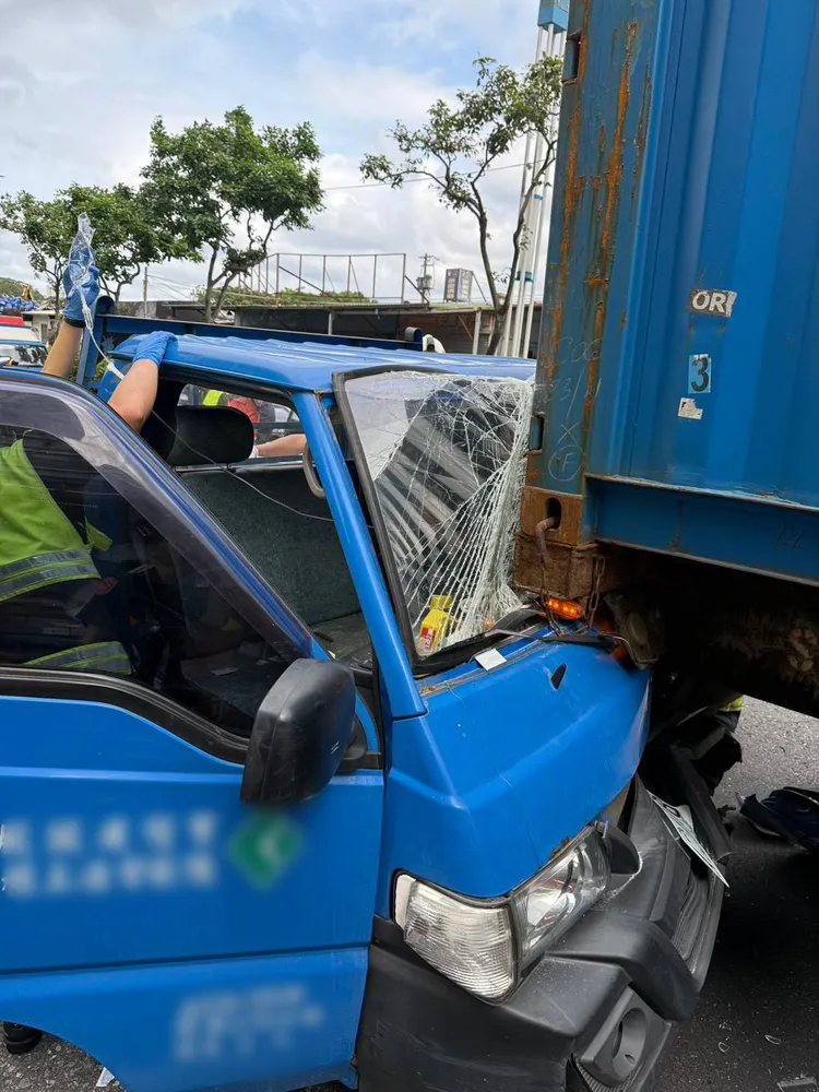小貨車追撞聯結車。翻攝畫面