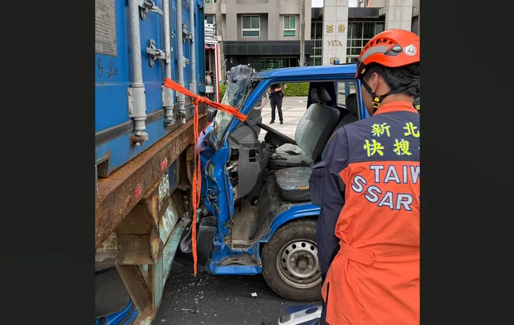 小货车追撞联结车,导致驾驶受困车内。翻摄画面
