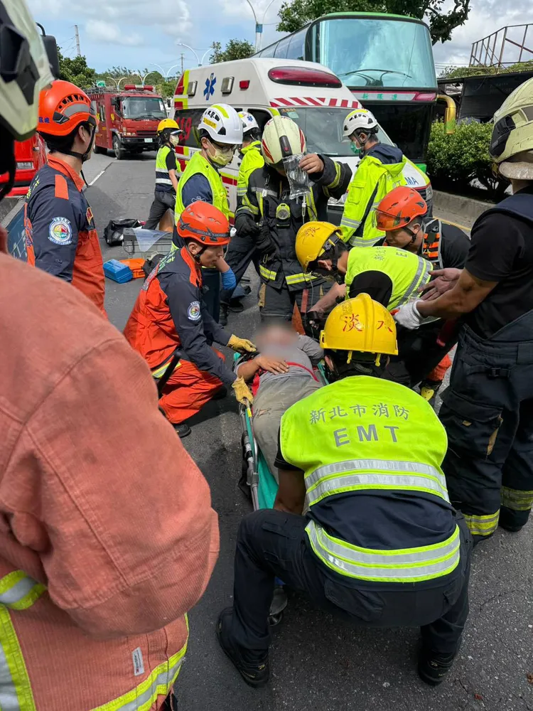 廖男被救出送醫。翻攝畫面