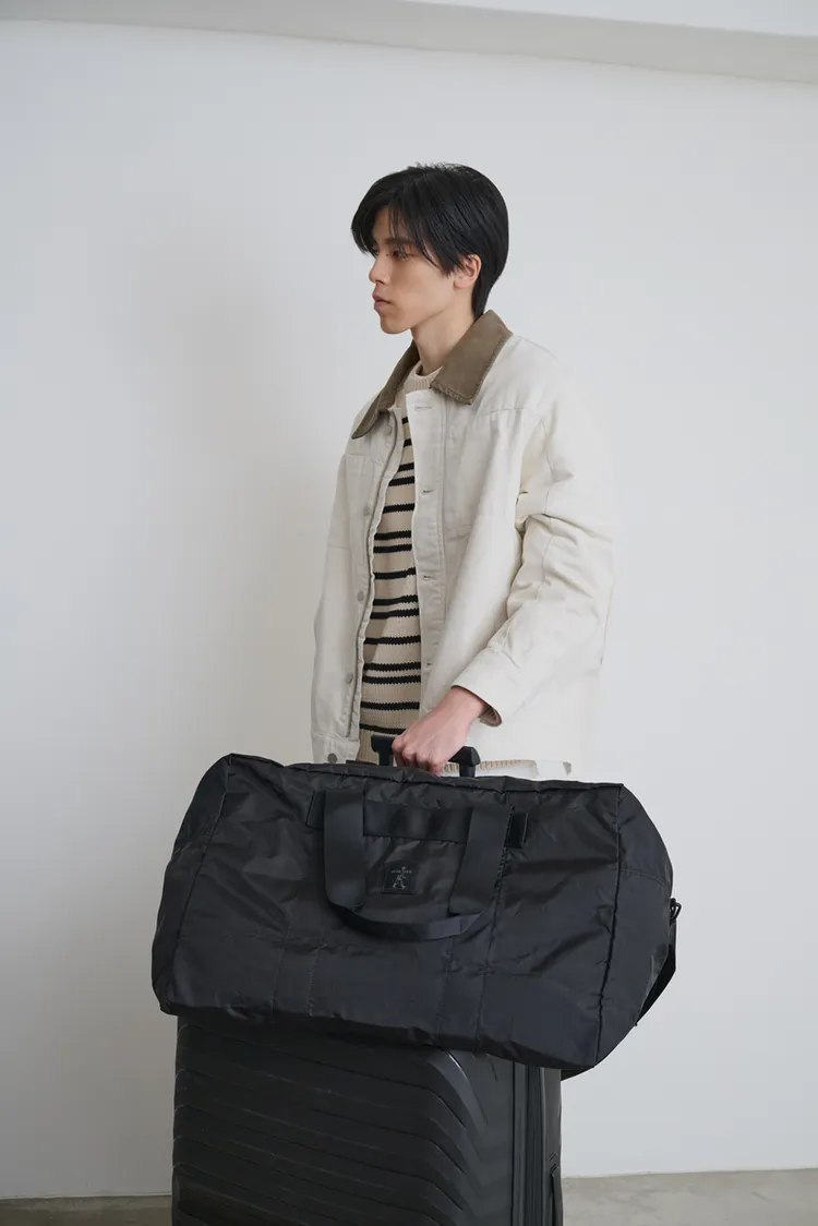 25週年限量旅行袋可與旅行箱搭配使用。品牌提供