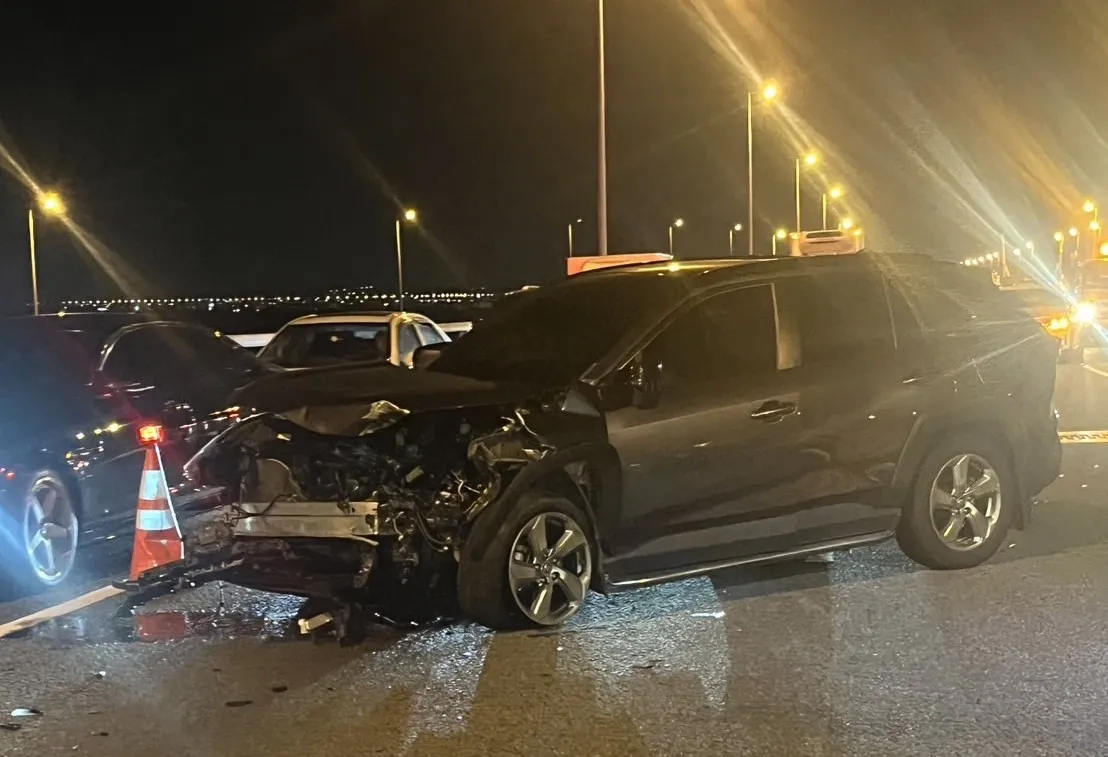 22岁陈男开了辅助驾驶,却一时恍神猛撞前方缓撞车,所幸车毁人无恙。民众提供
