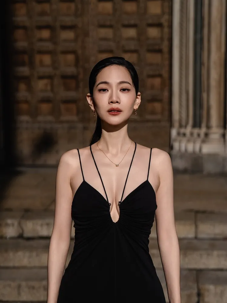 曾之喬的性感造型有Swarovski新品點綴出奢華視覺。翻攝曾之喬IG