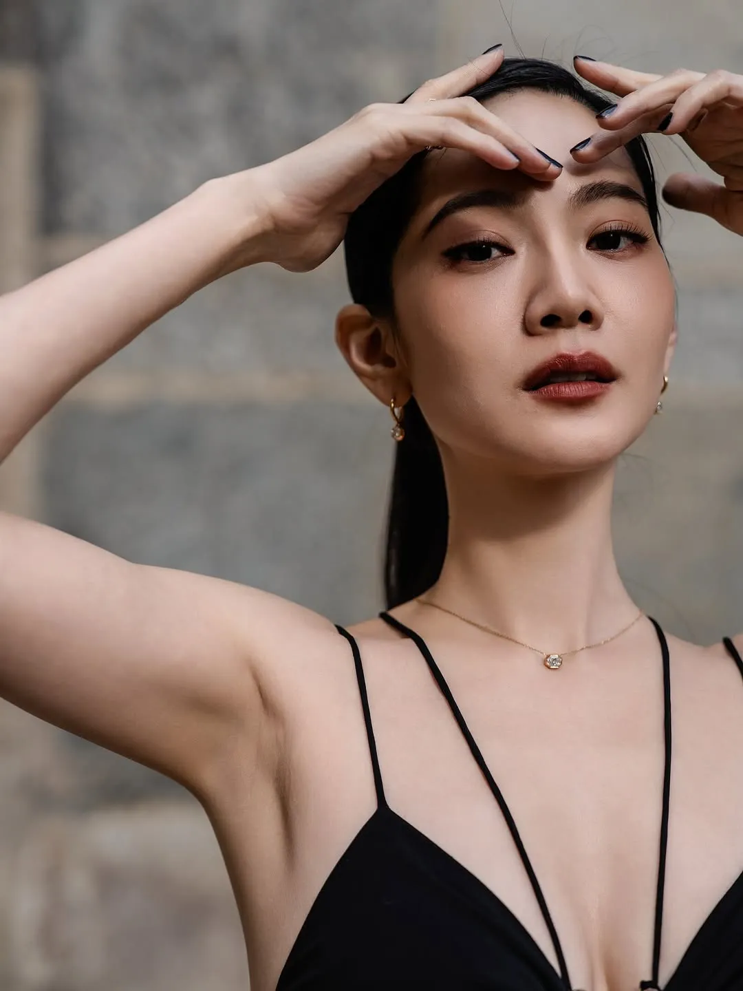 曾之乔换上深U剪裁的黑色洋装简直辣翻。翻摄曾之乔IG