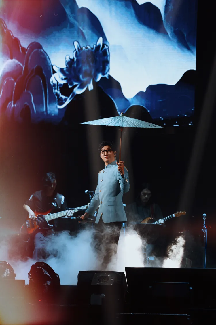 呼應杭州場，品冠親手製作兩把油紙傘。種子音樂提供