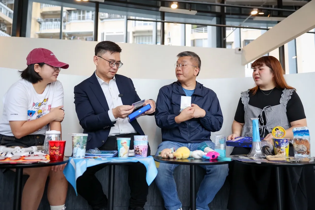 赖瑞隆邀请蔡其昌南下,对谈「盛事经济」对城市发展的影响。翻摄画面