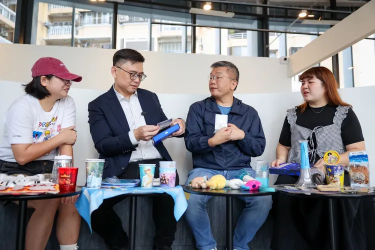 賴瑞隆邀請蔡其昌南下，對談「盛事經濟」對城市發展的影響。翻攝畫面