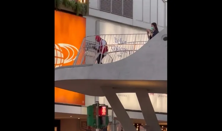 網友目擊該男子現身中山捷運站上刷雨傘彈吉他。翻攝自xiaoyu_8180