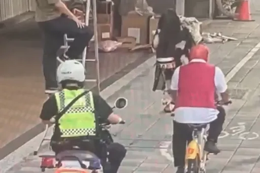 「蜘蛛人」北市街头高速飙UBike 下一秒现身捷运站弹雨伞吉他
