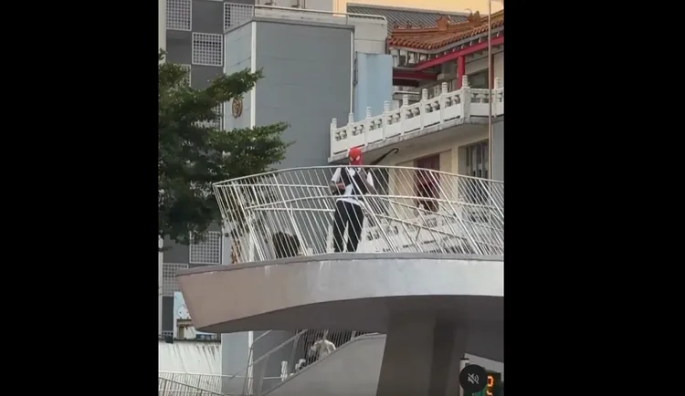 許多網友都目擊該名蜘蛛人。翻攝自xiaoyu_8180