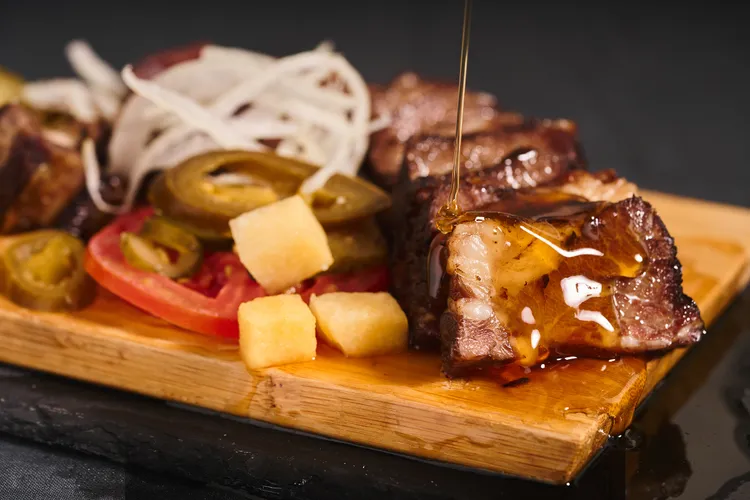  Fa Burger 辣蜜帶骨牛小排享受雙種吃法。業者提供