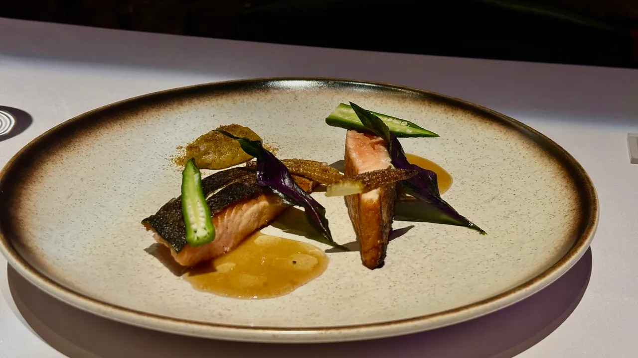 丽芳老楼 鲑鱼 / 玉米 / 烟熏 / 辣蜂蜜。业者提供