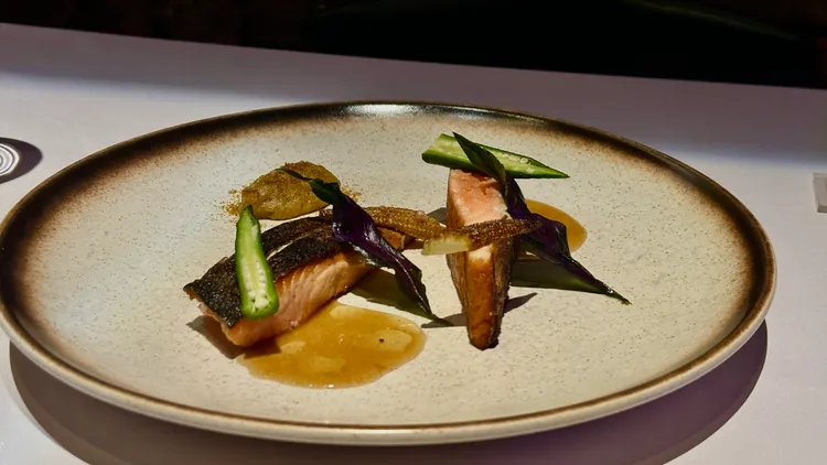 麗芳老樓 鮭魚 / 玉米 / 煙燻 / 辣蜂蜜。業者提供