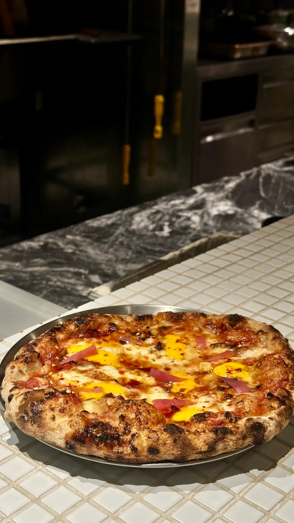 批萨谜勒辣蜂蜜与自制培根焦糖Pizza。业者提供