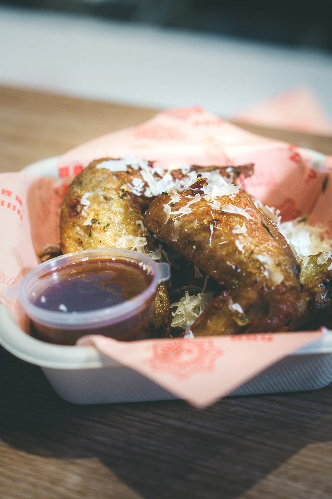 头家嬷烟熏BBQ辣蜂蜜烟熏炸鸡翅。业者提供