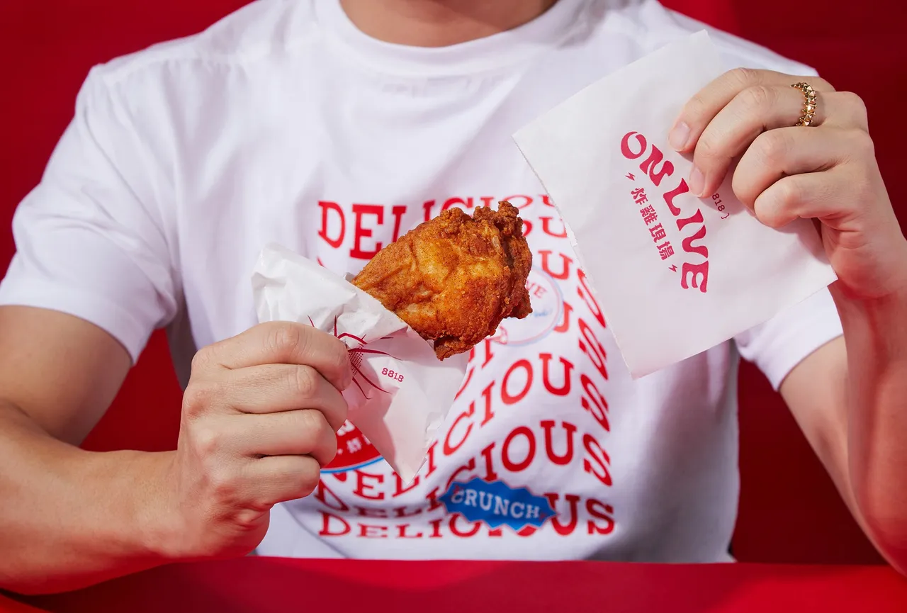On LIVE 炸鸡现场全品项皆可加购辣蜂蜜搭配。业者提供