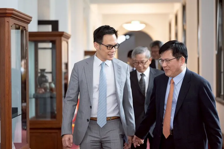 我國APEC代表團成員林之晨（左）與外交部長林佳龍（右）出席行前記者會，將共同推動臺灣在AI、數位經濟及區域合作領域的國際交流。總統府提供