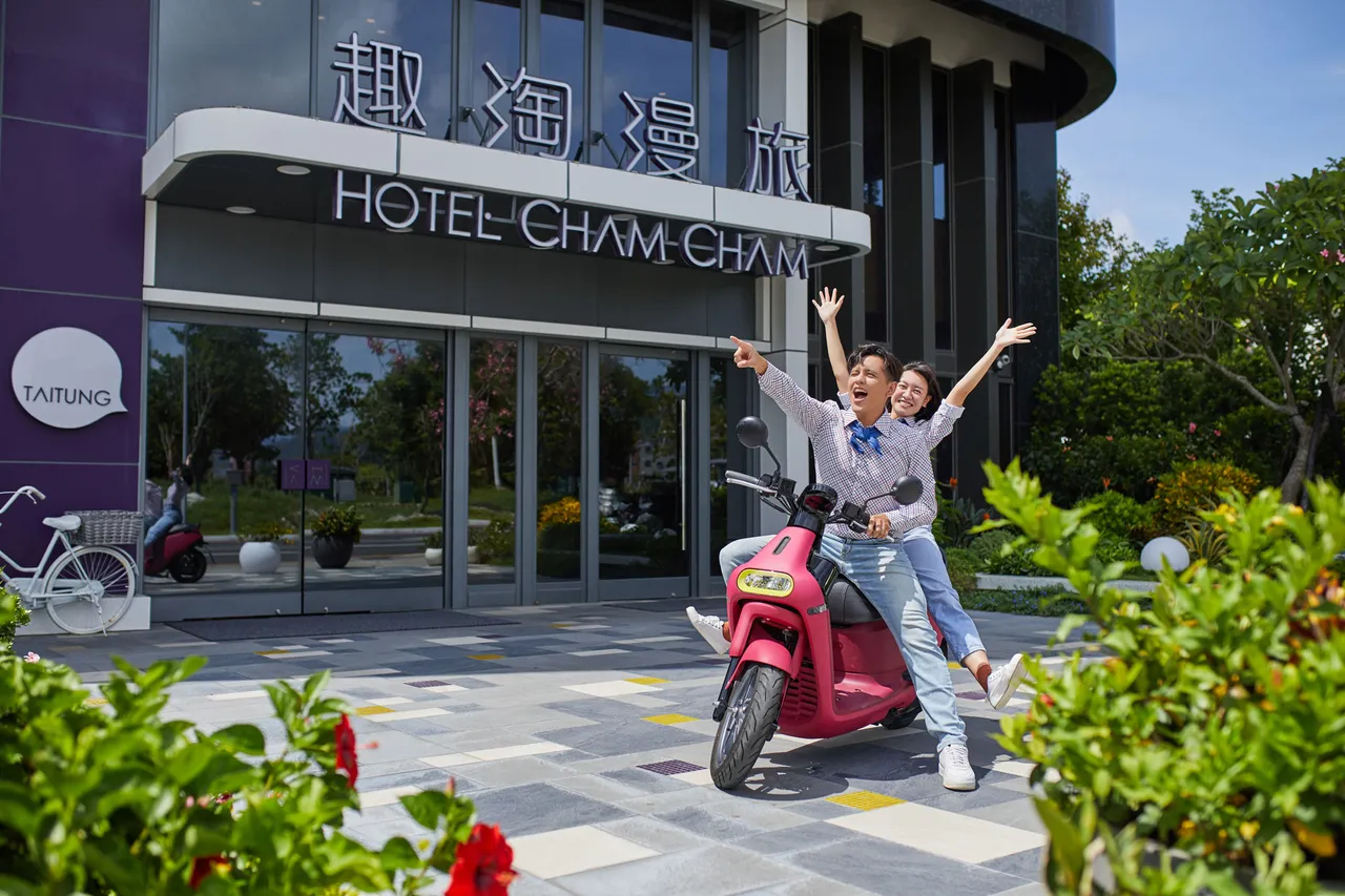 持1张联合住宿券即可平日入住台东趣淘漫旅探索双人房,赠早餐2客、星巴克美式咖啡2杯及自行车骑乘券2张。 凯撒饭店连锁提供