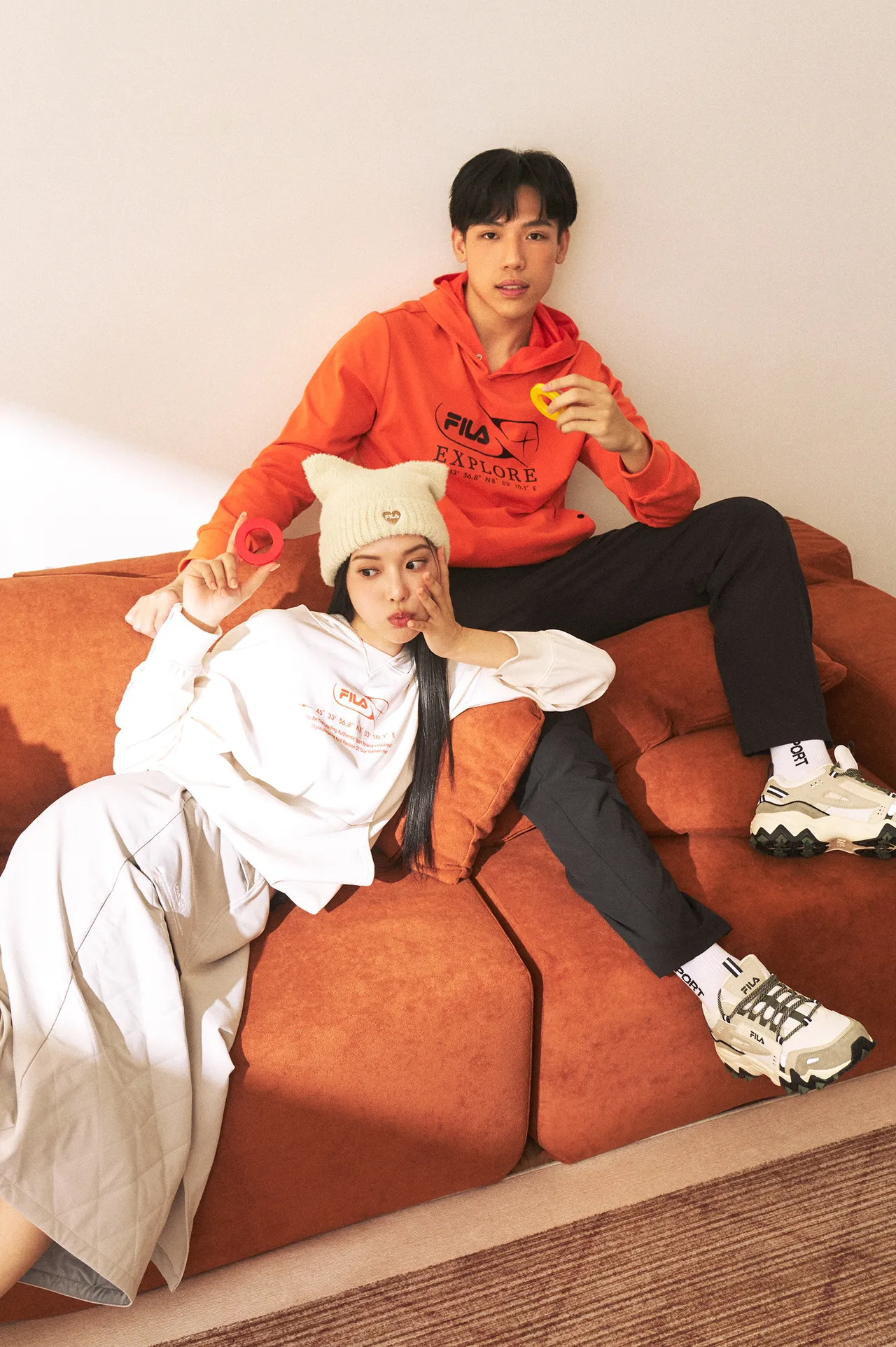 FILA成人系列推出南瓜色调上衣、猫耳造型毛帽等单品。品牌提供