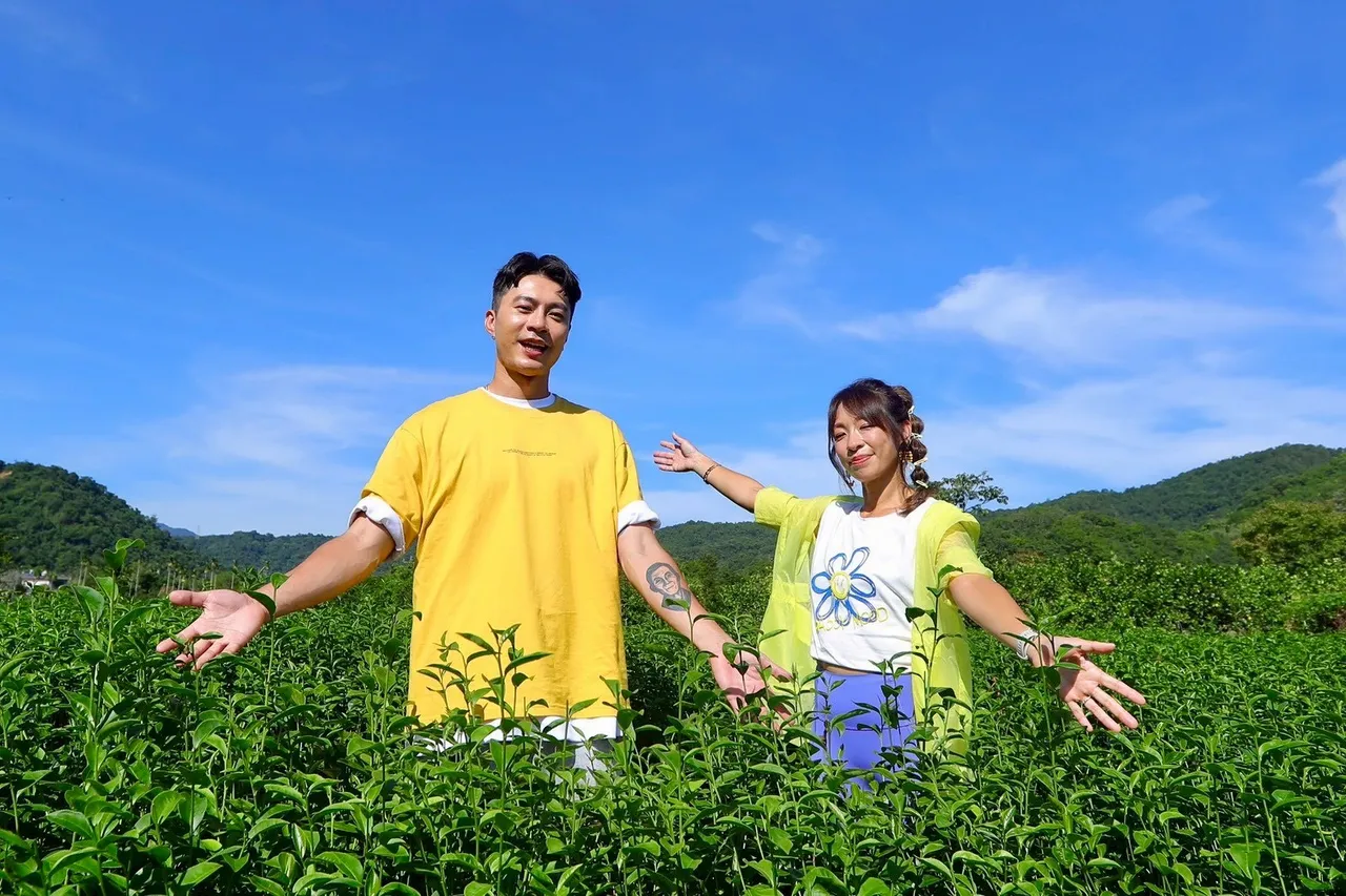 段慧琳(右)和余思达走访宜兰冬山茶园。民视提供