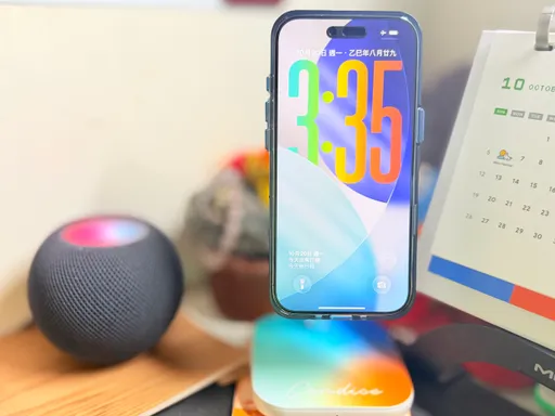 iPhone锁定画面升级!时间字体可拉长又能变彩色