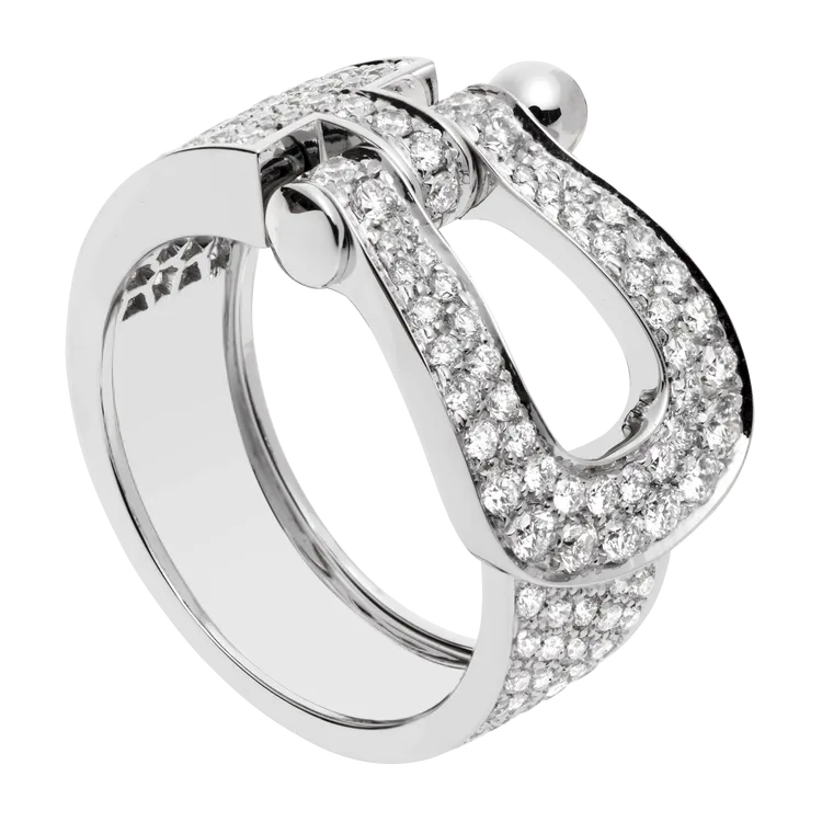 FRED「Force 10」系列戒指，18K白金密鑲鑽石，35萬400元。品牌提供