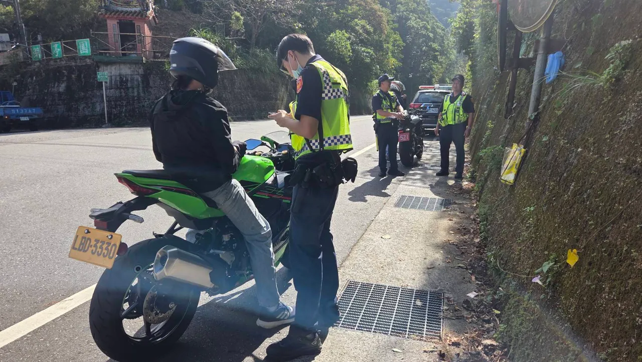 新店警方针对违规行为稽查。警方提供