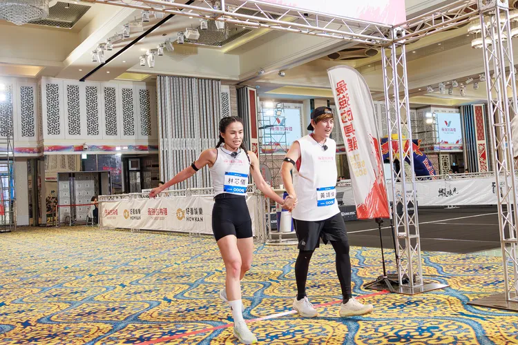 林芯儀（左）與黃靖倫攜手同台搭檔。好看娛樂提供