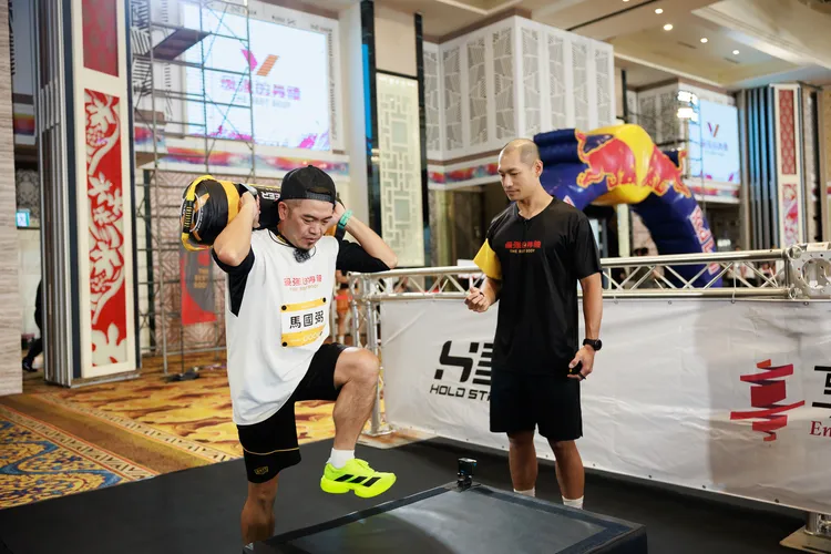 馬國弼（左）挑戰體能極限。好看娛樂提供