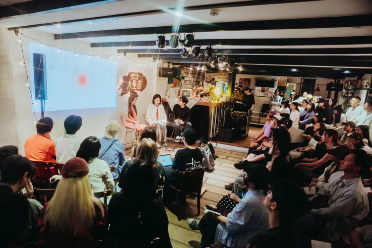 洪佩瑜開箱新專輯，現場滿是粉絲。何樂音樂提供