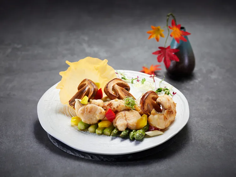 望月樓的經典粵菜「蠔皇。斑球。香檳茸」，主廚邱龍俊特選龍虎斑與「台版松露」香檳茸大火快炒，鑊氣十足，鮮上加鮮。台北遠東香格里拉提供