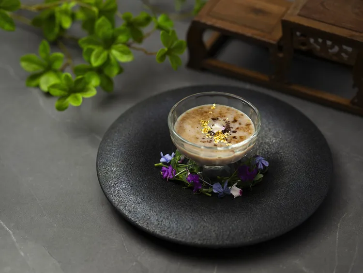 香宮主廚廖晉輝的招牌菜「黃金。X.O.。軟龍尾」，酥炸龍蝦丸藏入鮮嫩龍蝦尾，再點上招牌X.O.醬，搭配濃郁黃金醬汁與酥炸蝦殼，展現一蝦多吃的絕妙巧思。台北遠東香格里拉提供