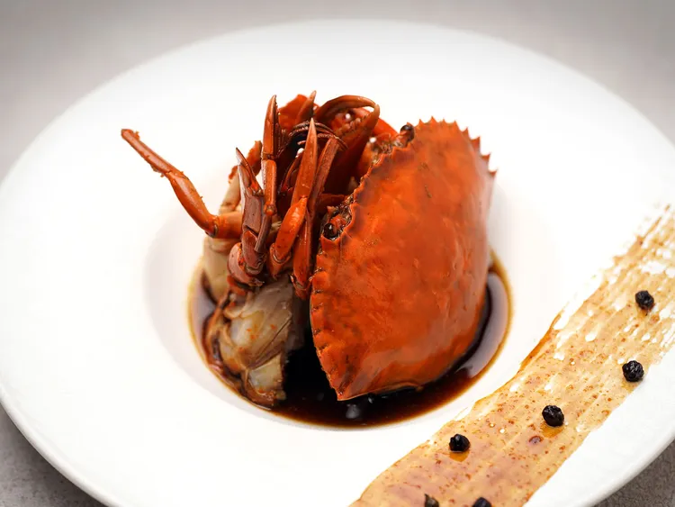 醉月樓主廚許忠賢的「楠西。梅汁。醉膏蟹」，以台南楠西梅醬與花雕酒的酸香酒韻，巧妙襯托秋蟹膏的肥美鮮濃。台北遠東香格里拉提供