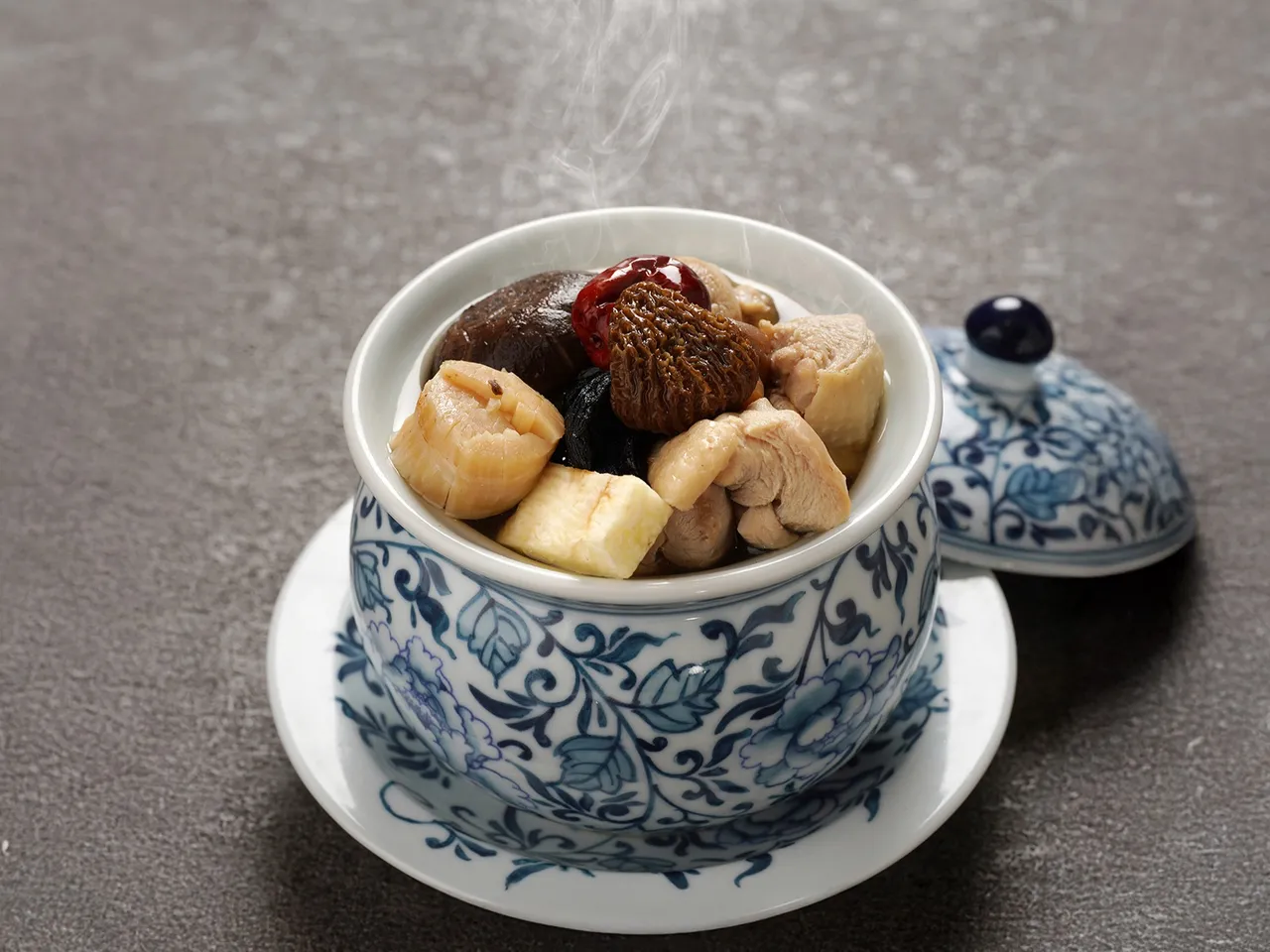 醉月楼的秋季滋补汤品「黑蒜。瑶柱。霸王盅」,主厨许忠贤以在地黑蒜与珍稀羊肚菌慢炖,汤头澄澈温润,暖心暖胃。台北远东香格里拉提供