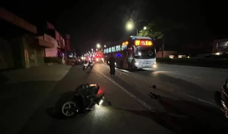 機車後座的17歲王姓少女當場沒有生命跡象，送醫仍傷重不治，22歲吳姓男騎士仍在加護病房治療中。民眾提供