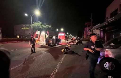 彰化机车双载自撞弹飞再遭公车撞击 17岁女乘客身亡!男骑士重伤