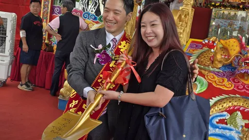 中坜仁海宫200年醮坛 何志伟动土用「金铲子」送给她