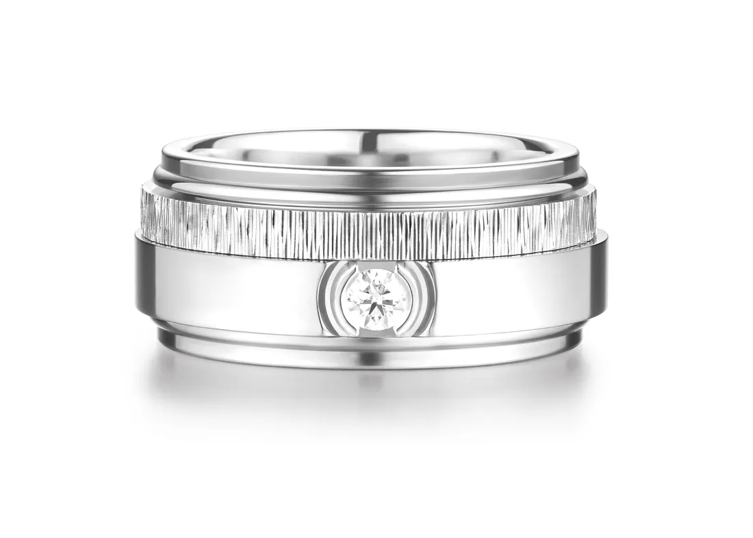 PIAGET Possession系列18K白金宫廷式雕刻饰纹钻石戒指。品牌提供