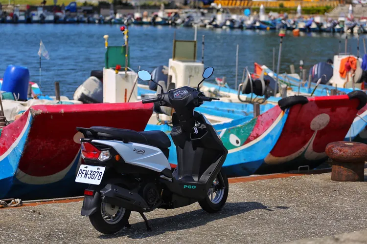 車尾燈以層次堆疊設計強化辨識度，緊湊車身比例與下移的視覺重心，讓整體造型更穩重俐落。林浩昇攝