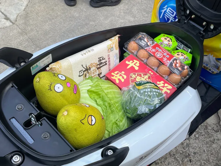 威力125擁有高達37 公升的車廂容積，不僅能放入整箱飲品，還能再塞進日常採購品與個人物件，空間運用靈活。林浩昇攝