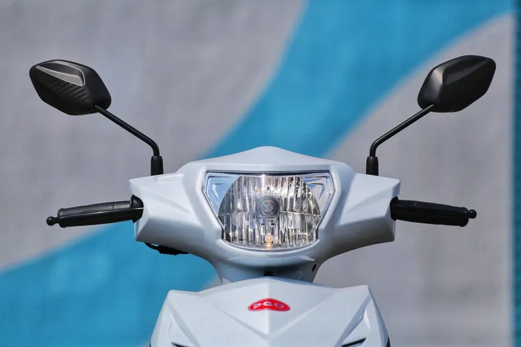 頭燈採用鹵素光源，並導入全新超廣角設計，夜間照明範圍更廣，在雨天行駛時也能維持良好穿透力。林浩昇攝