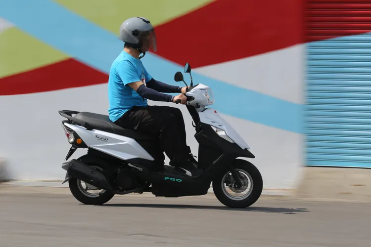 isavR威力125的動力輸出線性流暢，電推輔助讓起步更輕快不躁進，搭配柔中帶韌的懸吊設定，在日常通勤與顛簸路面間都能維持穩定舒適的騎乘感受。林浩昇攝