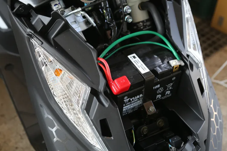 PGO將電池前移至斜板內，是造就超大置物空間的關鍵設計。林浩昇攝