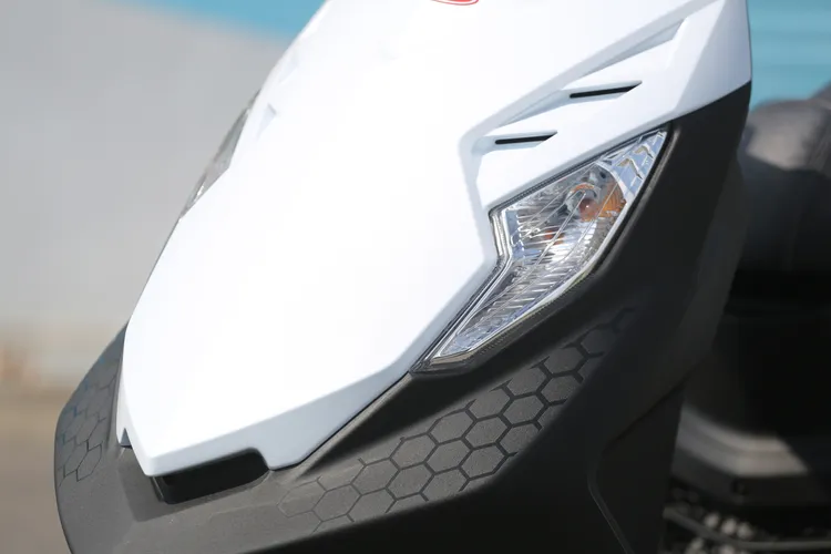 車頭塑膠殼上的蜂巢立體紋理，讓這台主打實用的通勤車多了幾分質感層次。林浩昇攝