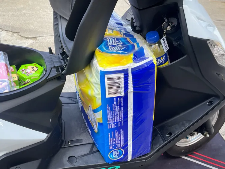 前踏板也能輕鬆擺下一袋衛生紙或背包。林浩昇攝