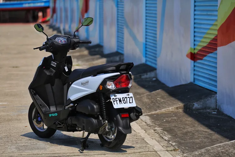 isavR威力125並非追求華麗表現，而是在節能與實用之間找到平衡。透過油電混合技術帶來更順暢的騎乘體驗，也讓日常通勤多了一種務實的新選擇。林浩昇攝