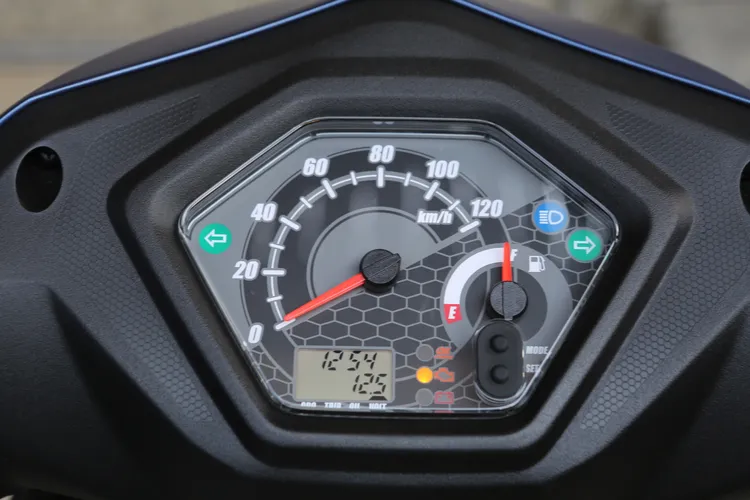 大尺寸高對比幾何六角造型儀表背景也融入了蜂巢圖案，資訊清晰易讀，下方並有液晶多功能資訊幕。林浩昇攝