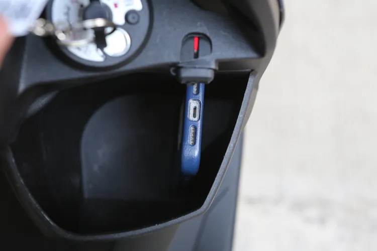 前置物空間除了附有USB充電插孔，也巧妙地加入手機固定巧思，行經顛簸路面手機不再輕易「投奔自由」。林浩昇攝