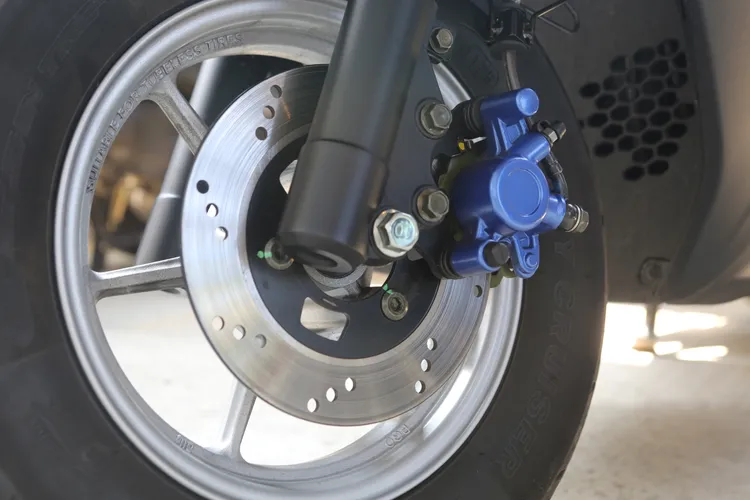 PGO isavR威力125前制動採單向單活塞卡鉗搭配固定式碟盤規格。林浩昇攝